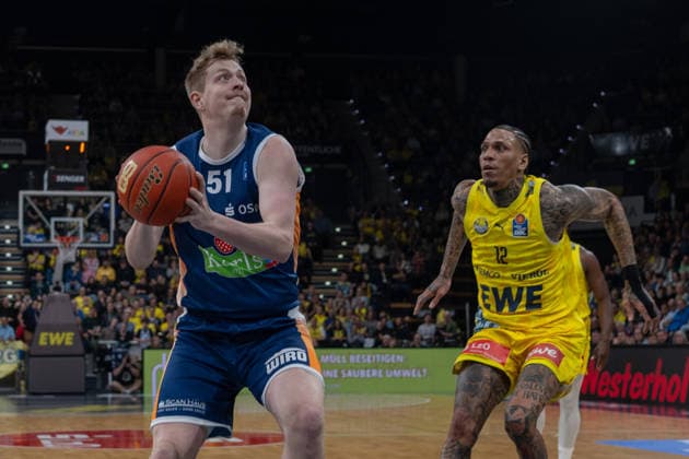 GER, Basketball, easy Credit BBL, EWE Baskets Oldenburg vs Rostock Seawolves 13 04 2026, EWE Arena, Oldenburg, GER, easy Credit BBL, Play Ins, EWE Baskets Oldenburg vs Rostock Seawolves, pictured Bent LEUCHTEN Rostock Seawolves 51 Michale KYSER EWE Baskets Oldenburg 12 nordphotoxgmbhx xRojahn nph00310