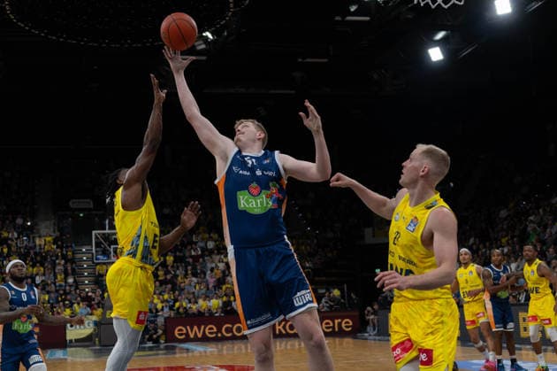 GER, Basketball, easy Credit BBL, EWE Baskets Oldenburg vs Rostock Seawolves 13 04 2026, EWE Arena, Oldenburg, GER, easy Credit BBL, Play Ins, EWE Baskets Oldenburg vs Rostock Seawolves, in the picture Bent LEUCHTEN Rostock Seawolves 51 Chris CLEMONS EWE Baskets Oldenburg 3 Seth HINRICHS EWE Baskets Oldenburg 21 nordphotoxgmbhx xRojahn nph00310