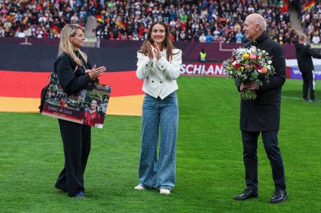 Sports Director Nia Kuenzer Germany and DFB President Bernd Neuendorf Germany bid farewell to Sara Daebritz from the womens national team, Germany vs. Austria, DFB, Football, Women, Womens World Cup Qualification, Group Stage, Group D, Matchday 3 of 6, Season 2025 26, 14 04 2026 Nuremberg Bavaria Germany Copyright: xkolbert-press MartinxAgüerax