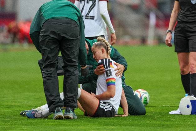Giulia Gwinn 7 Germany is treated after a foul on her shoulder and has to be substituted shortly afterwards, Germany vs. Austria, DFB, Football, Women, Womens World Cup Qualification, Group stage, Group D, Matchday 3 of 6, Season 2025 26, 14 04 2026 Nuremberg Bayern Germany Copyright: xkolbert-press MartinxAgüerax