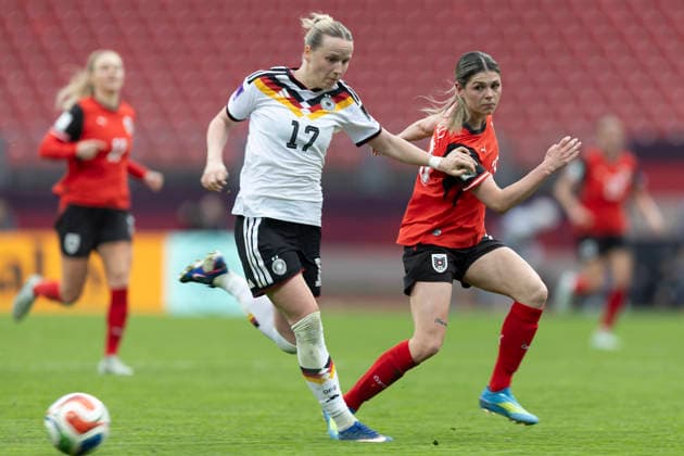 GER, nuremburg, football, womens football, womens world cup qualifiers, matchday 3, Germany vs. Austria in picture f.l.: Franziska Kett (Germany 17), Eileen Campbell (Austria 10), takle, duell for the ball. 14.04.2026, Max-Morlock Stadium Nuremberg DFB REGULATIONS PROHIBIT ANY USE OF PHOTOGRAPHS AS IMAGE SEQUENCES AND OR QUASI-VIDEO, Nuremberg Max-Morlock Stadium Bavaria Germany Copyright: xPaulxFritzx