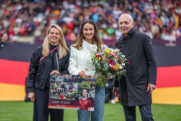 GER, Nuremberg, Germany vs Austria, International match, Football, FIFA, 2026 2027 season, World Cup Qualification, Max Morlock Stadium, Matchday 3 in picture Sara Däbritz is bid farewell by Bernd Neuendorf DFB President and Nia Künzer Sports Director Womens Football DFB, Honoring after retirement from the national team DFB DFL REGULATIONS PROHIBIT ANY USE OF PHOTOGRAPHS AS IMAGE SEQUENCES AND OR QUASI VIDEO, 14 04 2026 Copyright: HMBxMedia HendrikxHamelau