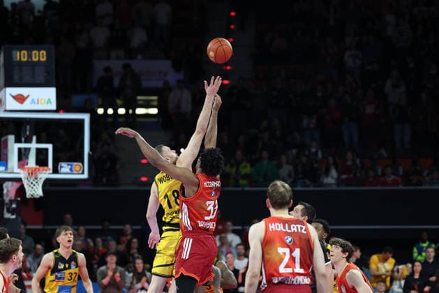 Tip Off, Jonas Wohlfarth Bottermann MHP Riesen Ludwigsburg, 18 with David McCormack FC Bayern Basketball, 33 , GER, FC Bayern Basketball vs MHP Riesen Ludwigsburg, Basketball, easycredit Basketball Bundesliga, 13 Matchday, Season 2025 2026, 14 04 2026, GER, FC Bayern Basketball vs MHP Riesen Ludwigsburg, Basketball, easycredit Basketball Bundesliga, 13 Matchday, Season 2025 2026, 14 04 2026 Munich Copyright: xEibner-Pressefoto JennixMaulx EP_JML