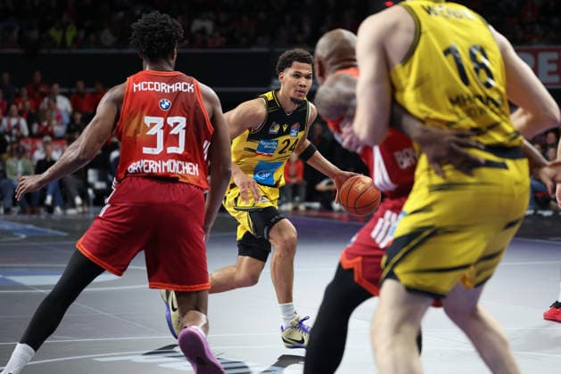 Brandon Tischler MHP Riesen Ludwigsburg, 24 with David McCormack FC Bayern Basketball, 33 , GER, FC Bayern Basketball vs MHP Riesen Ludwigsburg, Basketball, easycredit Basketball Bundesliga, Matchday 13, Season 2025 2026, 14 04 2026, GER, FC Bayern Basketball vs MHP Riesen Ludwigsburg, Basketball, easycredit Basketball Bundesliga, Matchday 13, Season 2025 2026, 14 04 2026 Munich Copyright: xEibner-Pressefoto JennixMaulx EP_JML