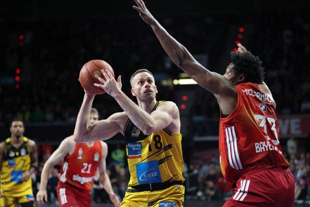 Jonas Wohlfarth Bottermann MHP Riesen Ludwigsburg, 18 with David McCormack FC Bayern Basketball, 33 , GER, FC Bayern Basketball vs MHP Riesen Ludwigsburg, Basketball, easycredit Basketball Bundesliga, Matchday 13, Season 2025 2026, 14 04 2026, GER, FC Bayern Basketball vs MHP Riesen Ludwigsburg, Basketball, easycredit Basketball Bundesliga, Matchday 13, Season 2025 2026, 14 04 2026 Munich Copyright: xEibner-Pressefoto JennixMaulx EP_JML