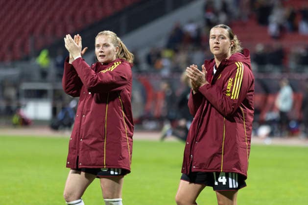 GER, nuremburg, football, womens football, womens world cup qualifiers, matchday 3, Germany vs. Austria in picture f.l.: Sjoeke Nuesken (Germany 09), Larissa Muehlhaus (Germany 14), with applause for the fans after the match 14.04.2026, Max-Morlock Stadium Nuremberg DFB REGULATIONS PROHIBIT ANY USE OF PHOTOGRAPHS AS IMAGE SEQUENCES AND OR QUASI-VIDEO, Nuremberg Max-Morlock Stadium Bavaria Germany Copyright: xPaulxFritzx