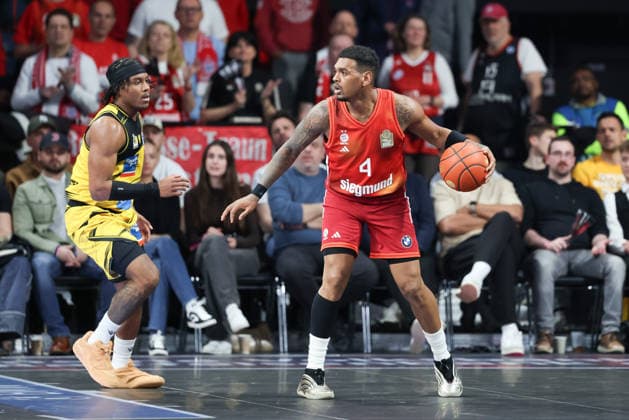 Xavier Rathan Mayes FC Bayern Basketball, 04 with Stefan Smith MHP Riesen Ludwigsburg, 03 , GER, FC Bayern Basketball vs MHP Riesen Ludwigsburg, Basketball, easycredit Basketball Bundesliga, Matchday 13, Season 2025 2026, 14 04 2026, GER, FC Bayern Basketball vs MHP Riesen Ludwigsburg, Basketball, easycredit Basketball Bundesliga, Matchday 13, Season 2025 2026, 14 04 2026 Munich Copyright: xEibner-Pressefoto JennixMaulx EP_JML