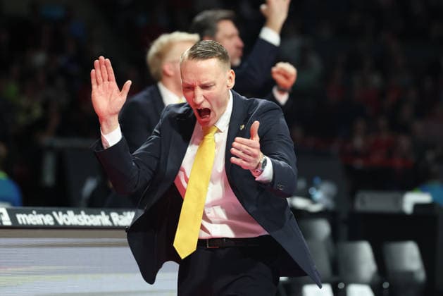 Mikko Riipinen MHP Riesen Ludwigsburg, Head Coach applauds, cheers, Emotions, GER, FC Bayern Basketball vs MHP Riesen Ludwigsburg, Basketball, easycredit Basketball Bundesliga, Matchday 13, Season 2025 2026, 14 04 2026, GER, FC Bayern Basketball vs MHP Riesen Ludwigsburg, Basketball, easycredit Basketball Bundesliga, Matchday 13, Season 2025 2026, 14 04 2026 Muenchen Copyright: xEibner-Pressefoto JennixMaulx EP_JML