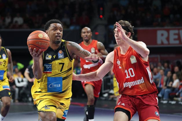 Elijah Hughes MHP Riesen Ludwigsburg, 07 with Justinian Jessup FC Bayern Basketball, 10 , GER, FC Bayern Basketball vs MHP Riesen Ludwigsburg, Basketball, easycredit Basketball Bundesliga, 13 Matchday, Season 2025 2026, 14 04 2026, GER, FC Bayern Basketball vs MHP Riesen Ludwigsburg, Basketball, easycredit Basketball Bundesliga, 13 Matchday, Season 2025 2026, 14 04 2026 Munich Copyright: xEibner-Pressefoto JennixMaulx EP_JML