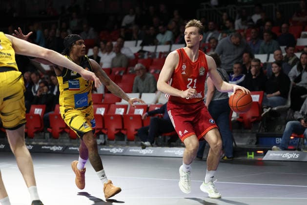 Justuz Hollatz FC Bayern Basketball, 21 with Stefan Smith MHP Riesen Ludwigsburg, 03 , GER, FC Bayern Basketball vs MHP Riesen Ludwigsburg, Basketball, easycredit Basketball Bundesliga, Matchday 13, Season 2025 2026, 14 04 2026, GER, FC Bayern Basketball vs MHP Riesen Ludwigsburg, Basketball, easycredit Basketball Bundesliga, Matchday 13, Season 2025 2026, 14 04 2026 Munich Copyright: xEibner-Pressefoto JennixMaulx EP_JML