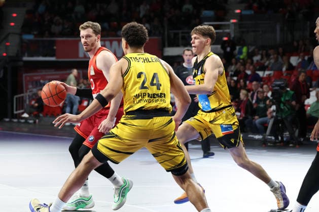 Andreas Obst FC Bayern Basketball, 13 with Brandon Tischler MHP Riesen Ludwigsburg, 24 and Julis Baumer MHP Riesen Ludwigsburg, 37 , GER, FC Bayern Basketball vs MHP Riesen Ludwigsburg, Basketball, easycredit Basketball Bundesliga, 13 Matchday, Season 2025 2026, 14 04 2026, GER, FC Bayern Basketball vs MHP Riesen Ludwigsburg, Basketball, easycredit Basketball Bundesliga, 13 Matchday, Season 2025 2026, 14 04 2026 Munich Copyright: xEibner-Pressefoto JennixMaulx EP_JML