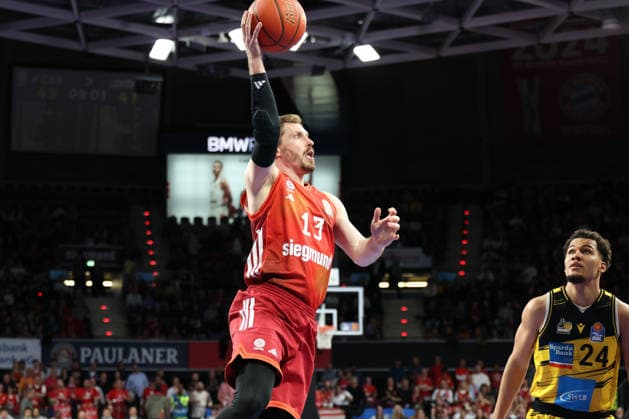 Andreas Obst FC Bayern Basketball, 13 with Brandon Tischler MHP Riesen Ludwigsburg, 24 , GER, FC Bayern Basketball vs MHP Riesen Ludwigsburg, Basketball, easycredit Basketball Bundesliga, 13 Matchday, Season 2025 2026, 14 04 2026, GER, FC Bayern Basketball vs MHP Riesen Ludwigsburg, Basketball, easycredit Basketball Bundesliga, 13 Matchday, Season 2025 2026, 14 04 2026 Munich Copyright: xEibner-Pressefoto JennixMaulx EP_JML