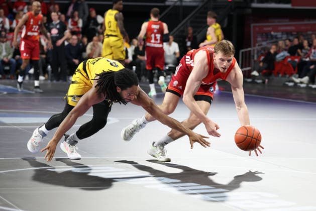 Justuz Hollatz FC Bayern Basketball, 21 with Terrell Harris MHP Riesen Ludwigsburg, 08 , GER, FC Bayern Basketball vs MHP Riesen Ludwigsburg, Basketball, easycredit Basketball Bundesliga, 13 Matchday, Season 2025 2026, 14 04 2026, GER, FC Bayern Basketball vs MHP Riesen Ludwigsburg, Basketball, easycredit Basketball Bundesliga, 13 Matchday, Season 2025 2026, 14 04 2026 Munich Copyright: xEibner-Pressefoto JennixMaulx EP_JML