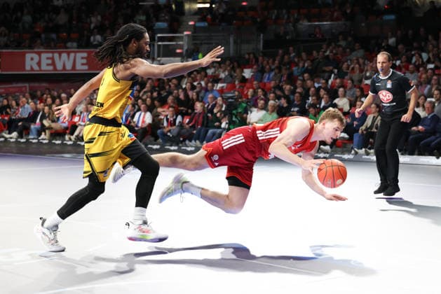 Justuz Hollatz FC Bayern Basketball, 21 in case with Terrell Harris MHP Riesen Ludwigsburg, 08 , GER, FC Bayern Basketball vs MHP Riesen Ludwigsburg, Basketball, easycredit Basketball Bundesliga, 13 Matchday, Season 2025 2026, 14 04 2026, GER, FC Bayern Basketball vs MHP Riesen Ludwigsburg, Basketball, easycredit Basketball Bundesliga, 13 Matchday, Season 2025 2026, 14 04 2026 Munich Copyright: xEibner-Pressefoto JennixMaulx EP_JML