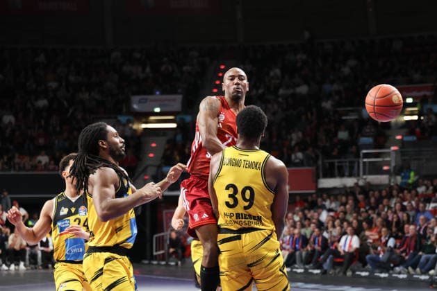 Isiaha Mike FC Bayern Basketball, 22 with Maxwell Dongmo Temoka MHP Riesen Ludwigsburg, 39 and Terrell Harris MHP Riesen Ludwigsburg, 08 , GER, FC Bayern Basketball vs MHP Riesen Ludwigsburg, Basketball, easycredit Basketball Bundesliga, 13 Matchday, Season 2025 2026, 14 04 2026, GER, FC Bayern Basketball vs MHP Riesen Ludwigsburg, Basketball, easycredit Basketball Bundesliga, 13 Matchday, Season 2025 2026, 14 04 2026 Munich Copyright: xEibner-Pressefoto JennixMaulx EP_JML