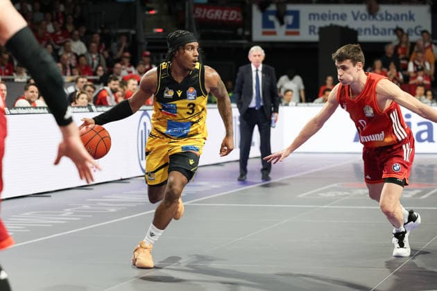 Stefan Smith MHP Riesen Ludwigsburg, 03 with Nenad Dimitrijevic FC Bayern Basketball, 00 , GER, FC Bayern Basketball vs MHP Riesen Ludwigsburg, Basketball, easycredit Basketball Bundesliga, 13 Matchday, Season 2025 2026, 14 04 2026, GER, FC Bayern Basketball vs MHP Riesen Ludwigsburg, Basketball, easycredit Basketball Bundesliga, 13 Matchday, Season 2025 2026, 14 04 2026 Munich Copyright: xEibner-Pressefoto JennixMaulx EP_JML