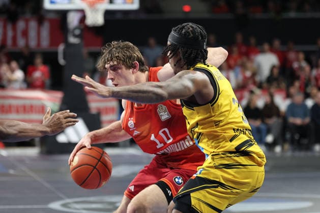 Justinian Jessup FC Bayern Basketball, 10 with Stefan Smith MHP Riesen Ludwigsburg, 03 , GER, FC Bayern Basketball vs MHP Riesen Ludwigsburg, Basketball, easycredit Basketball Bundesliga, Matchday 13, Season 2025 2026, 14 04 2026, GER, FC Bayern Basketball vs MHP Riesen Ludwigsburg, Basketball, easycredit Basketball Bundesliga, Matchday 13, Season 2025 2026, 14 04 2026 Munich Copyright: xEibner-Pressefoto JennixMaulx EP_JML