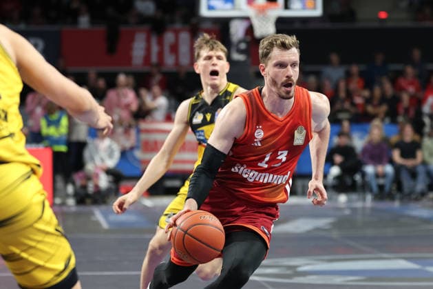 Andreas Obst FC Bayern Basketball, 13 with Julis Baumer MHP Riesen Ludwigsburg, 37 , GER, FC Bayern Basketball vs MHP Riesen Ludwigsburg, Basketball, easycredit Basketball Bundesliga, 13 Matchday, Season 2025 2026, 14 04 2026, GER, FC Bayern Basketball vs MHP Riesen Ludwigsburg, Basketball, easycredit Basketball Bundesliga, 13 Matchday, Season 2025 2026, 14 04 2026 Muenchen Copyright: xEibner-Pressefoto JennixMaulx EP_JML