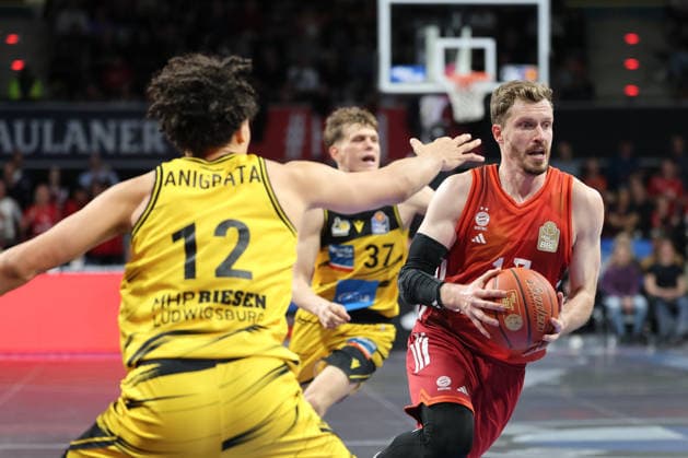 Andreas Obst FC Bayern Basketball, 13 with Lenny Anigbata MHP Riesen Ludwigsburg, 12 , GER, FC Bayern Basketball vs MHP Riesen Ludwigsburg, Basketball, easycredit Basketball Bundesliga, 13 Matchday, Season 2025 2026, 14 04 2026, GER, FC Bayern Basketball vs MHP Riesen Ludwigsburg, Basketball, easycredit Basketball Bundesliga, 13 Matchday, Season 2025 2026, 14 04 2026 Munich Copyright: xEibner-Pressefoto JennixMaulx EP_JML