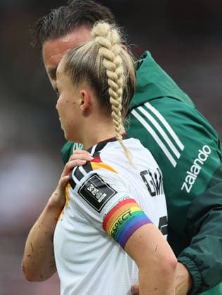 Giulia Gwinn Verletzung , , WM Frauen Qualifikation , Deutschland-Österreich , Fußball , Frauen , in den Max Morlock Stadion, in Nürnberg , Bayern , Deutschland. April 14 , 2026 . Photo by: Davide Elias IPA Photo Pressefoto DENL Copyright: xDavidexEliasx