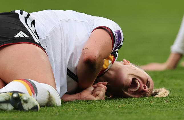 Giulia Gwinn Verletzung , , WM Frauen Qualifikation , Deutschland-Österreich , Fußball , Frauen , in den Max Morlock Stadion, in Nürnberg , Bayern , Deutschland. April 14 , 2026 . Photo by: Davide Elias IPA Photo Pressefoto DENL Copyright: xDavidexEliasx