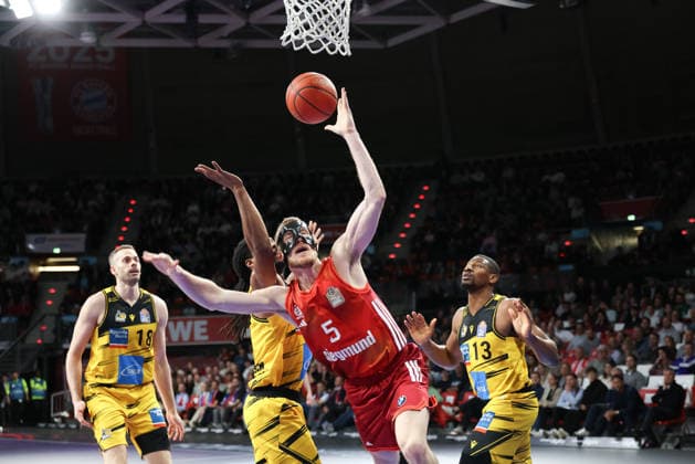 Niels Giffey FC Bayern Basketball, 05 with Yorman Polas Bartolo MHP Riesen Ludwigsburg, 13 and Jonas Wohlfarth Bottermann MHP Riesen Ludwigsburg, 18 , GER, FC Bayern Basketball vs MHP Riesen Ludwigsburg, Basketball, easycredit Basketball Bundesliga, 13 Matchday, Season 2025 2026, 14 04 2026, GER, FC Bayern Basketball vs MHP Riesen Ludwigsburg, Basketball, easycredit Basketball Bundesliga, 13 Matchday, Season 2025 2026, 14 04 2026 Munich Copyright: xEibner-Pressefoto JennixMaulx EP_JML