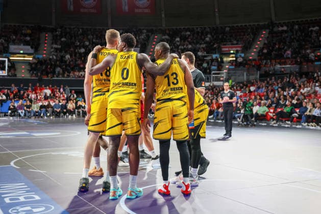 Team circle MHP Riesen Ludwigsburg, GER, FC Bayern Basketball vs MHP Riesen Ludwigsburg, Basketball, easycredit Basketball Bundesliga, Matchday 13, Season 2025 2026, 14 04 2026, GER, FC Bayern Basketball vs MHP Riesen Ludwigsburg, Basketball, easycredit Basketball Bundesliga, Matchday 13, Season 2025 2026, 14 04 2026 Muenchen Copyright: xEibner-Pressefoto JennixMaulx EP_JML