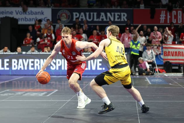 Justuz Hollatz FC Bayern Basketball, 21 with Simon Feneberg MHP Riesen Ludwigsburg, 40 , GER, FC Bayern Basketball vs MHP Riesen Ludwigsburg, Basketball, easycredit Basketball Bundesliga, Matchday 13, Season 2025 2026, 14 04 2026, GER, FC Bayern Basketball vs MHP Riesen Ludwigsburg, Basketball, easycredit Basketball Bundesliga, Matchday 13, Season 2025 2026, 14 04 2026 Munich Copyright: xEibner-Pressefoto JennixMaulx EP_JML