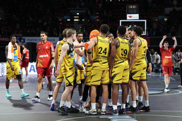 The MHP Riesen Ludwigsburg team after the game, GER, FC Bayern Basketball vs MHP Riesen Ludwigsburg, Basketball, easycredit Basketball Bundesliga, Matchday 13, Season 2025 2026, 14 04 2026, GER, FC Bayern Basketball vs MHP Riesen Ludwigsburg, Basketball, easycredit Basketball Bundesliga, Matchday 13, Season 2025 2026, 14 04 2026 Muenchen Copyright: xEibner-Pressefoto JennixMaulx EP_JML