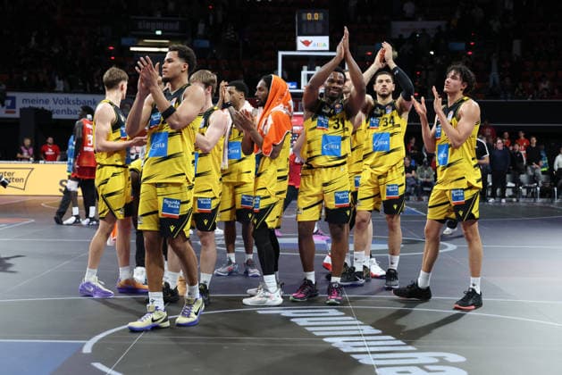 The MHP Riesen Ludwigsburg team after the game, GER, FC Bayern Basketball vs MHP Riesen Ludwigsburg, Basketball, easycredit Basketball Bundesliga, Matchday 13, Season 2025 2026, 14 04 2026, GER, FC Bayern Basketball vs MHP Riesen Ludwigsburg, Basketball, easycredit Basketball Bundesliga, Matchday 13, Season 2025 2026, 14 04 2026 Muenchen Copyright: xEibner-Pressefoto JennixMaulx EP_JML
