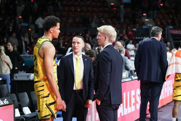 Brandon Tischler MHP Riesen Ludwigsburg, 24 in conversation with Mikko Riipinen MHP Riesen Ludwigsburg, Head Coach and Johs Andersen MHP Riesen Ludwigsburg, Co Coach after the game, GER, FC Bayern Basketball vs MHP Riesen Ludwigsburg, Basketball, easycredit Basketball Bundesliga, Matchday 13, Season 2025 2026, 14 04 2026, GER, FC Bayern Basketball vs MHP Riesen Ludwigsburg, Basketball, easycredit Basketball Bundesliga, Matchday 13, Season 2025 2026, 14 04 2026 Muenchen Copyright: xEibner-Pressefoto JennixMaulx EP_JML