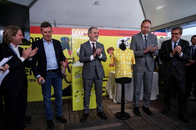April 15, 2026, Barcelona, Barcelona, Spain: The Mayor of Barcelona, Jaume Collboni, Berni Alvarez, Sports Councillor of the Generalitat, and Pierre-Yves Thouault, Deputy Director of the Tour de France, present the official jersey of the Grand Do part of the Tour de France Barcelona 2026 during the Barcelona Open Banc Sabadell - Conde Godo 2026 Day 5 at Real Club de Tenis Barcelona on April 15, 2026 in Barcelona, Spain. Barcelona Spain - ZUMAa181 20260415_zaa_a181_111 Copyright: xJavierxBorregox