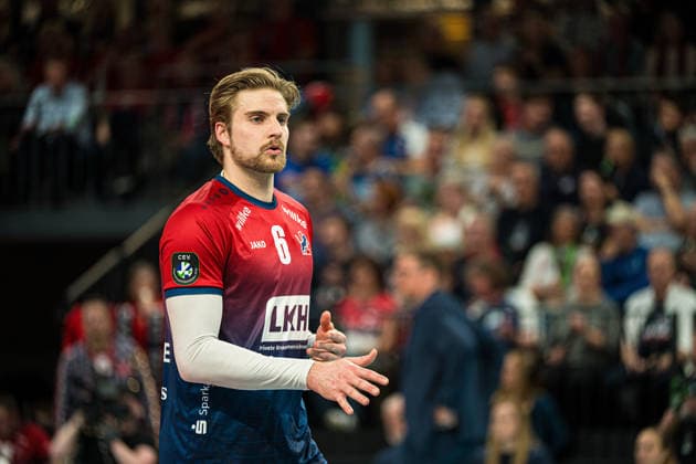 Volleyball I Men I Season 2025 2026 I CEV Cup I SVG Lüneburg Gas Sales Bluenergy Piacenza I 15 04 2026 single photo, cropped, single image, cut out, isolated motif, sports shot, close-up, cropped, cropped shot, shot, single Jackson Clifford Howe 6, SVG Lüneburg goes to serve Copyright: xLobeca Bjorn-OlexKehmx