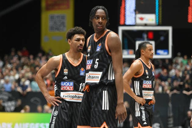 Mohamed Diakite ratiopharm ulm center, Mark Smith ratiopharm ulm left and Nelson Weidemann ratiopharm ulm right GER, NINERS Chemnitz vs ratiopharm ulm, Basketball, easyCredit BBL, Matchday 23, Season 2025 2026, 15 04 2026 GER, NINERS Chemnitz vs ratiopharm ulm, Basketball, easyCredit BBL, Matchday 23, Season 2025 2026, 15 04 2026 Chemnitz Copyright: xEibner-Pressefoto BertxHarzerx EP_BHR