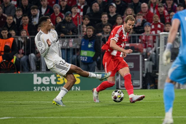 GER, Bavaria, Munich, Fussball, FC Bayern Munich - Real Madrid CF, at the Allianz Arena, Munich, Champions League, Quarter finals, second leg, April 15, 2026, from left: Trent Alexander Arnold (Real Madrid CF, 12), Harry Kane (FC Bayern Muenchen, 9), pass in the center UEFA regulations prohibit any use of photographs as image sequences and or quasi-video, Munich Allianz Arena Bavaria Germany Copyright: xMichaelxNibelx