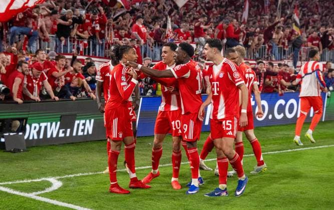 Soccer, Men, 2025 2026 season, Champions League quarter-final, second leg , FC Bayern Munich Real Madrid, Bayern celebrating after scoring 4 3, FC Bayern fans inside, at least one photographer was injured, f l Michael Olise Bayern Munich , Jamal Musiala Bayern Munich , Alphonso Davies Bayern Munich , Aleksandar Pavlovic Bayern Munich , 15 04 2026, Copyright: xMatthiasxKochx