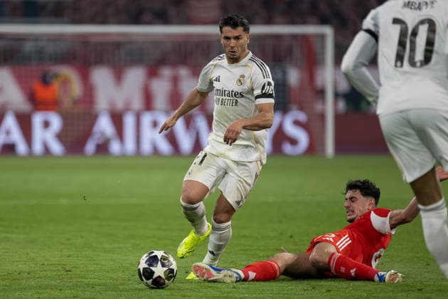 GER, Bavaria, Munich, Fussball, FC Bayern Munich - Real Madrid CF, at the Allianz Arena, Munich, Champions League, Quarter finals, second leg, April 15, 2026, from left: Brahim Diaz (Real Madrid CF, 21), Aleksandar Pavlovic (FC Bayern Muenchen, 45), sliding tackle, in defense, duel for the ball, grätsche, in der Verteidigung, Zweikampf um den ball UEFA regulations prohibit any use of photographs as image sequences and or quasi-video, Munich Allianz Arena Bavaria Germany Copyright: xMichaelxNibelx