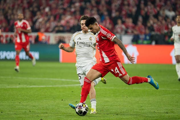 GER, Bavaria, Munich, Fussball, FC Bayern Munich - Real Madrid CF, at the Allianz Arena, Munich, Champions League, Quarter finals, second leg, April 15, 2026, from left: Luis Diaz (FC Bayern Muenchen, 14), on the attack, im Angriff UEFA regulations prohibit any use of photographs as image sequences and or quasi-video, Munich Allianz Arena Bavaria Germany Copyright: xMichaelxNibelx