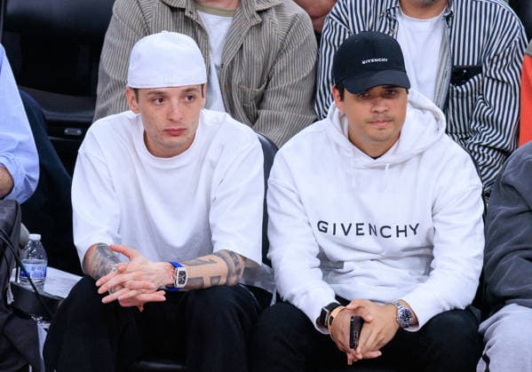 April 15, 2026, Inglewood, California, USA: Mexican rapper, Peso Pluma (L) attends the NBA, Basketball Herren, USA Play-In Tournament game between the LA Clippers and the Golden State Warriors on Wednesday April 15, 2026 at Intuit Dome Arena in Inglewood, California. Clippers lose to Warriors, 126-121. JAVIER ROJAS PI Play-In Clippers Vs. Warriors - ZUMAp124 20260415_zaa_p124_051 Copyright: xJavierxRojasx