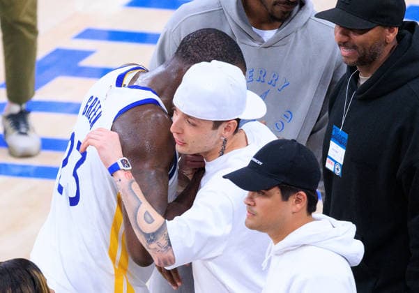 April 15, 2026, Inglewood, California, USA: Mexican rapper, Peso Pluma is greeted by Draymond Green 23 at the NBA, Basketball Herren, USA Play-In Tournament game between the LA Clippers and the Golden State Warriors on Wednesday April 15, 2026 at Intuit Dome Arena in Inglewood, California. Clippers lose to Warriors, 126-121. JAVIER ROJAS PI Play-In Clippers Vs. Warriors - ZUMAp124 20260415_zaa_p124_058 Copyright: xJavierxRojasx