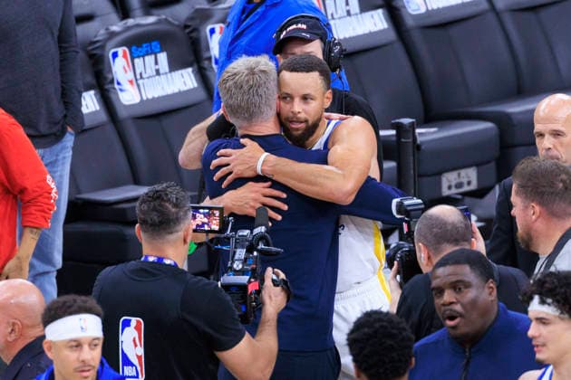 April 15, 2026, Inglewood, California, USA: Head coach, Steve Kerr and Stephen Curry 30 of the Golden State Warriors embrace after winning their NBA, Basketball Herren, USA Play-In Tournament game against the Los Angeles Clippers on Wednesday April 15, 2026 at Intuit Dome Arena in Inglewood, California. Warriors defeat Clippers, 126-121. ARIANA RUIZ PI Inglewood USA - ZUMAp124 20260415_zaa_p124_064 Copyright: xArianaxRuizx