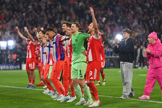 Final cheer team photo, team, team, team photo, Manuel NEW goalkeeper Bayern Muenchen, Harry KANE Bayern Muenchen, cheering, joy, enthusiasm, action, football Champions League, season 2025 26, quarter-final FC Bayern Muenchen Real Madrid 4 3 on 15 04 2026 A L L I A N Z A R E N A