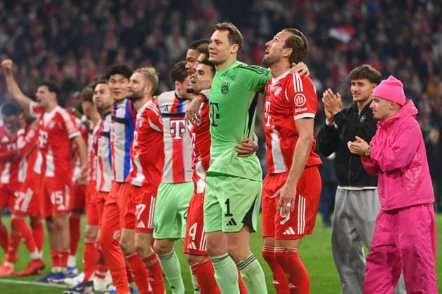 Final cheer team photo, team, team, team photo, Manuel NEW goalkeeper Bayern Muenchen, Harry KANE Bayern Muenchen, cheering, joy, enthusiasm, action, football Champions League, season 2025 26, quarter-final FC Bayern Muenchen Real Madrid 4 3 on 15 04 2026 A L L I A N Z A R E N A