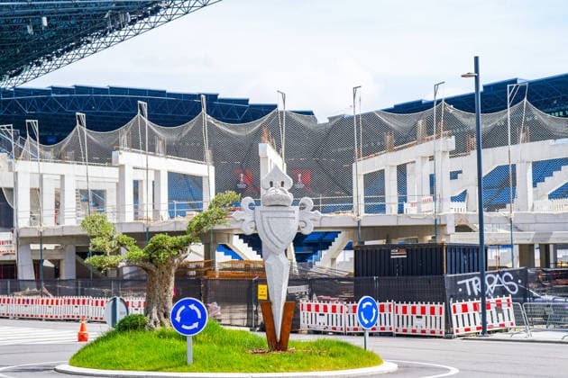 Spain football UEFA Europa League 2025 2026, quarter-final second leg Celta Vigo vs SC Freiburg Balaidos Vigo stadium surroundings, Estadio Balaidos, stadium, sports facility, exterior view, detailed view, construction site, reconstruction, construction work, infrastructure, shell construction, grandstand area, rows of seats, safety nets, safety nets, barrier, site security, safety fence, container, graffiti, COPASA lettering, traffic circle, traffic sign, roundabout traffic, road traffic, mobility, cityscape, urban environment, objet dart, Celta Vigo coat of arms in the foreground, greenery, tree, daylight Copyright: xJOERANxSTEINSIEKx