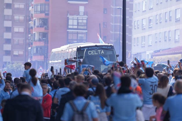 Spain, football, UEFA Europa League, quarter-final, second leg, 2025 2026, RC Celta de Vigo vs SC Freiburg, 16 04 2026, Estadio Balaidos, Vigo, fans receive the team bus, bus, bus reception Vigo Estadio Balaidos Galicia, Pontevedra Spain Copyright: xArnexAmbergx