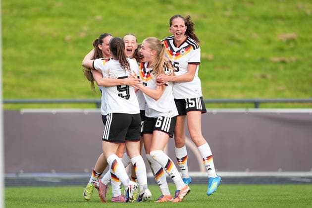 16 04 2026, xydrx, Soccer, International match, European Championship Qualification U19 Women, Germany France, Uhlenkrug Stadium Goal celebration after the goal to 2 1 for Germany by scorer Helen Boerner GER, 17 together with Zoe Schick GER,7 and Leonie Koepp GER, 9 Marie Gmeineder GER, 6 Maj Schneider GER, 15 DFB regulations prohibit any use of photographs as image sequences and or quasi video Copyright: HMBxMedia YannisxDreimann