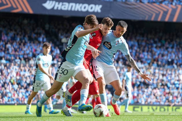 Spain, Football, UEFA Europa League, quarter-final, second leg, 2025 2026, RC Celta de Vigo vs SC Freiburg, 16 04 2026, Estadio Balaidos, Vigo, Fer Lopez Fer Lopez RC Celta de Vigo, 30 , Maximilian Eggestein SC Freiburg, 08 and Matias Vecino Falero Matias Vecino Falero RC Celta de Vigo, 15 in the battle for the ball Vigo Estadio Balaidos Galicia, Pontevedra Spain Copyright: xArnexAmbergx