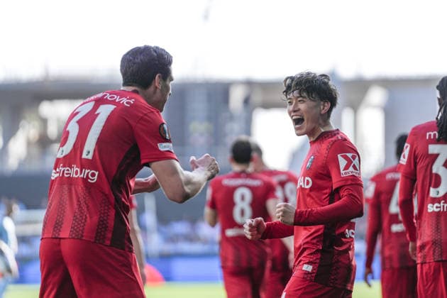 Spain, Football, UEFA Europa League, quarter-final, second leg, 2025 2026, RC Celta de Vigo vs SC Freiburg, 16 04 2026, Estadio Balaidos, Vigo, Igor Matanovic SC Freiburg, 31 , Yuito Suzuki SC Freiburg, 14 goal celebration, emotions, goal shot, goal finish, goal success, goal, goal Vigo Estadio Balaidos Galicia, Pontevedra Spain Copyright: xArnexAmbergx