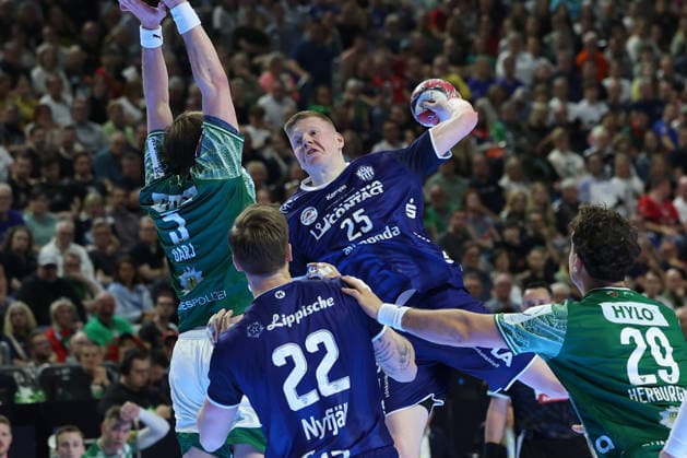 GER, Lanxess Arena Koeln, HBL, LIDL FINAL4, Men, 1 Semifinal TVB Lemgo Lippe vs Fuechse Berlin 18 04 2026, Lanxess Arena , Koeln , GER, Lanxess Arena Koeln, HBL, LIDL FINAL4, Men, 1 Semifinal TVB Lemgo Lippe vs Fuechse Berlin, in the picture Niels Versteijnen TBV Lemgo 25 , in a duel against Max Darj Fuechse Berlin 5 , nordphotoxGmbHx xMeuter nph00351