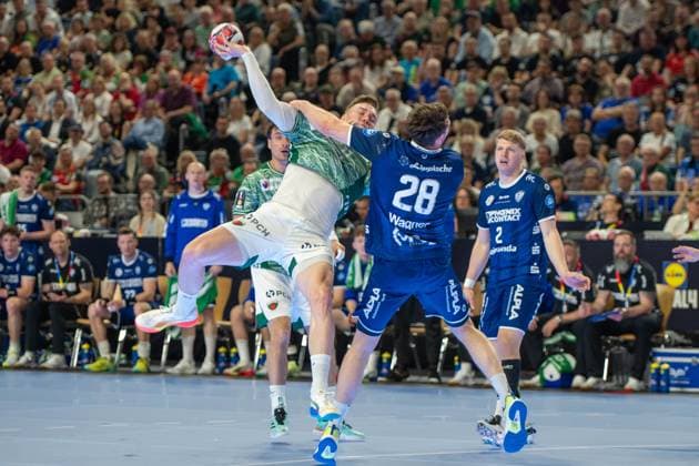 Nils Lichtlein, back court, Fuechse Berlin 17 , Hendrik Wagner, back court TBV Lemgo Lippe 28 , TBV Lemgo Lippe vs Fuechse Berlin, DHB Pokal Maenner, Herren, 5 Spieltag, Halbfinale, Daikin HBL, Lidl Final 4, 18 04 2026 Köln NRW Germany Copyright: xkolbert-press MartinxWdziecznyx